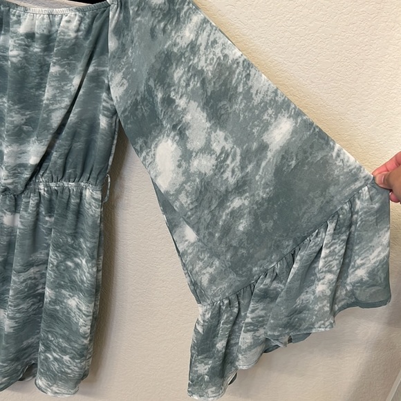 Nwt ✨ HYFVE 🦋 green and white romper - size medium DOES NOT COME WITH BELT - Picture 3 of 12